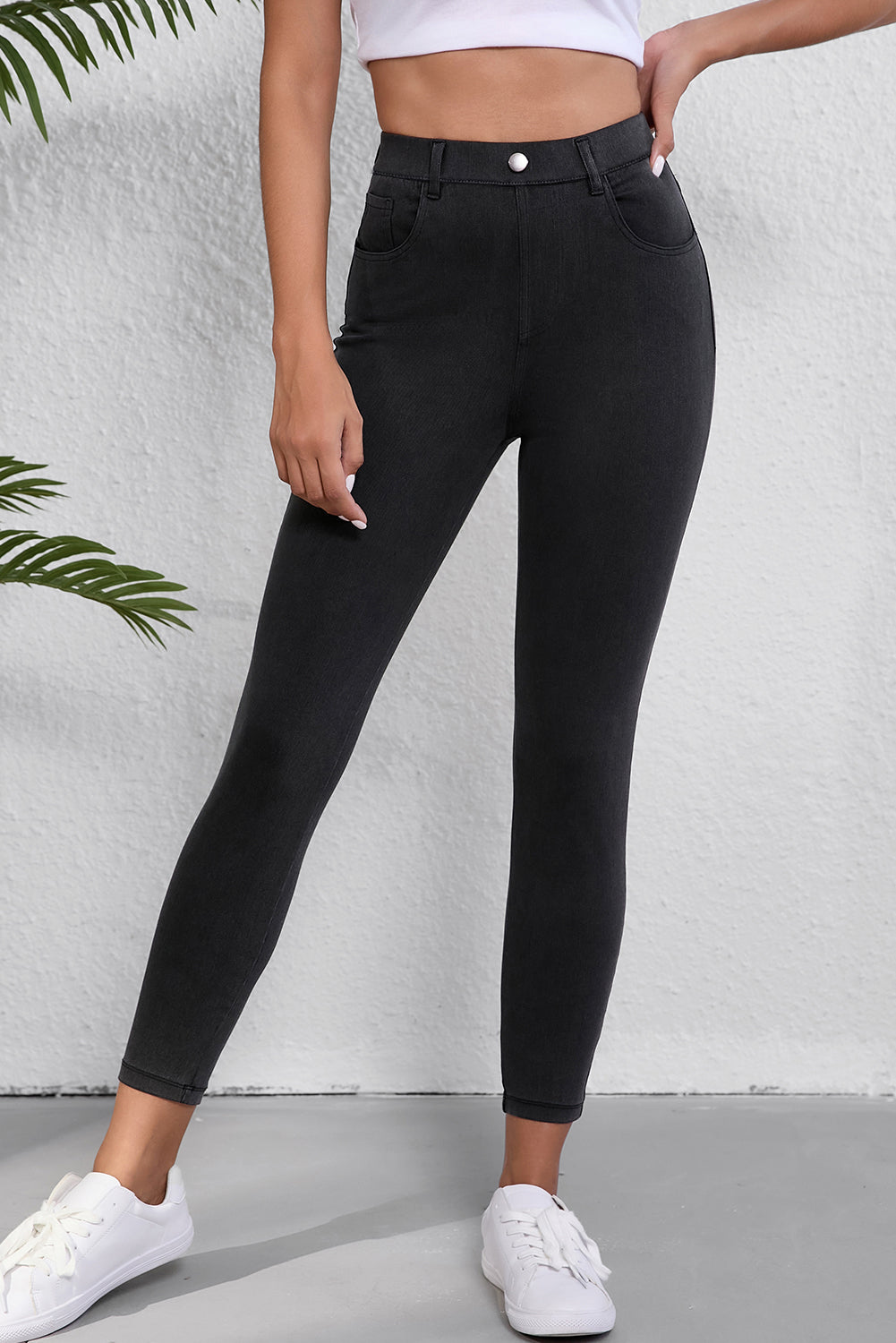 Black slim-fit ankle-high waist jeans