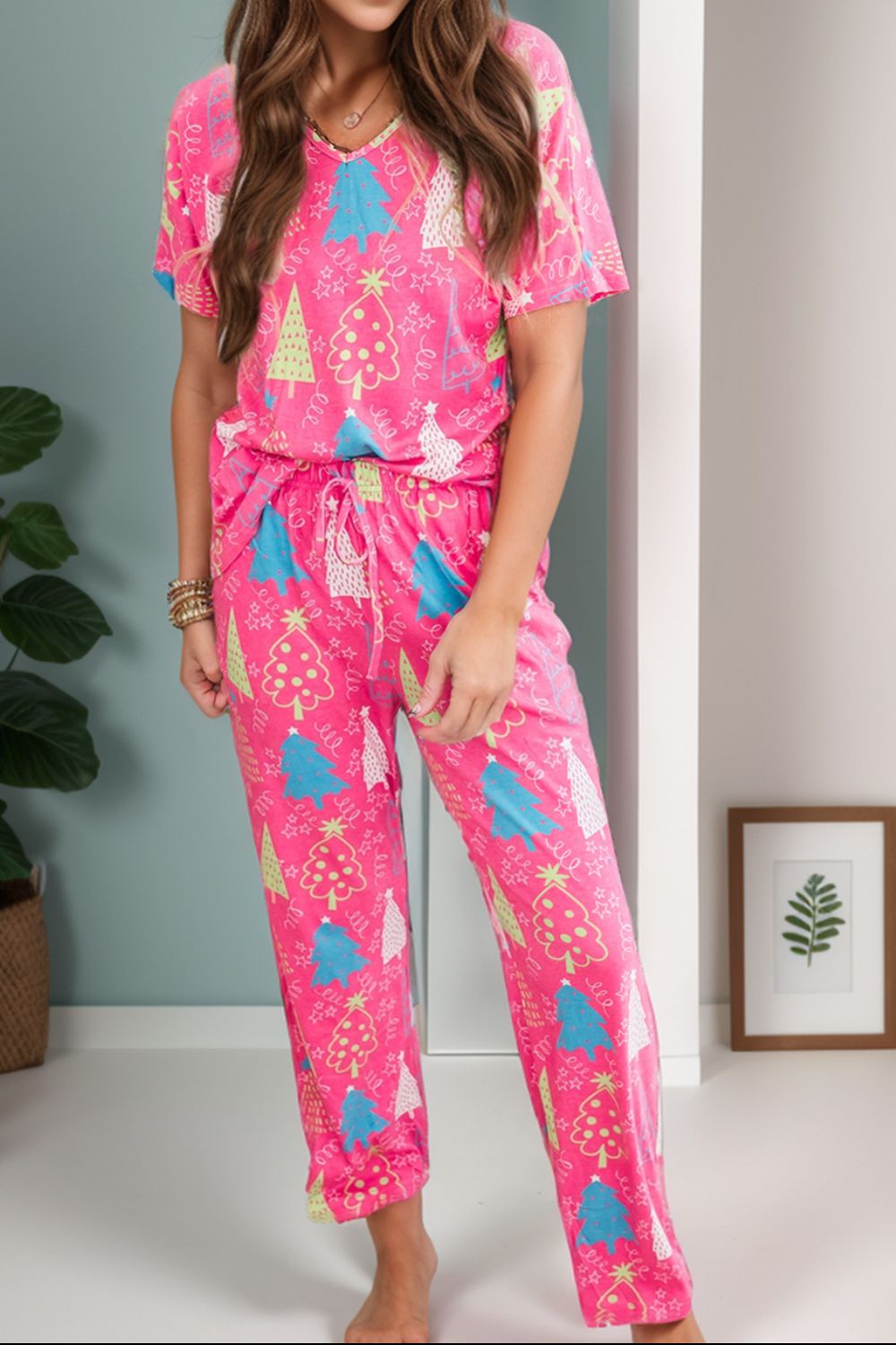 Set of lounge pants and a printed V-neck top with short sleeves