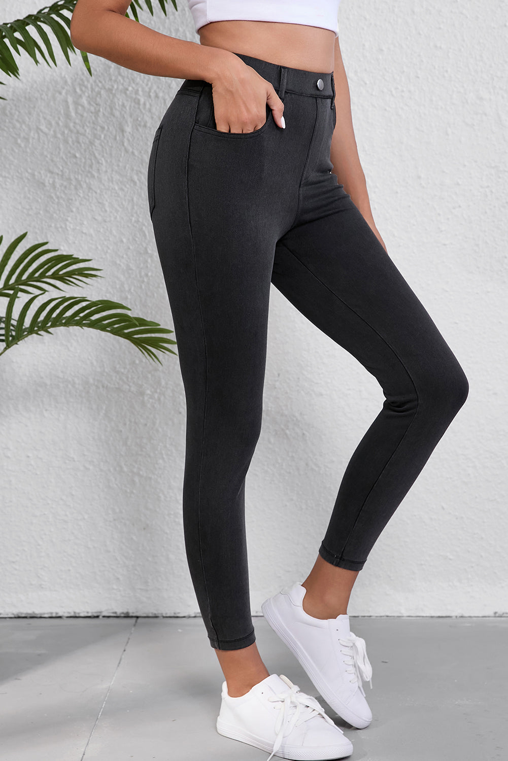 Black slim-fit ankle-high waist jeans